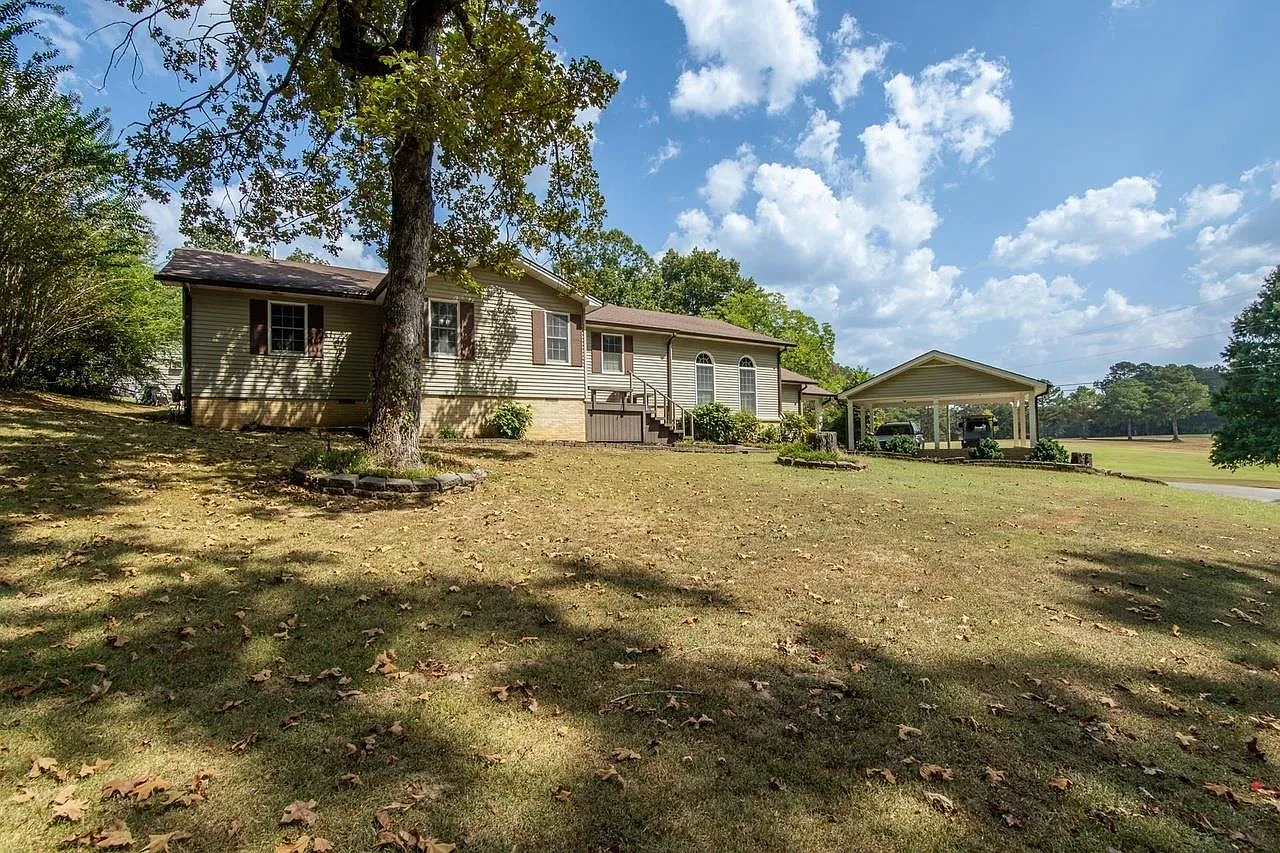 3 bed, 3.0 bath, 2365 sqft, $1,050 — Photo 2
