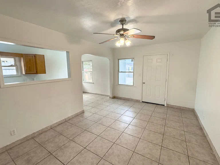 2517 E Culver St — Photo 11