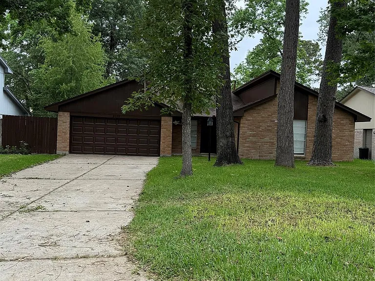 2075 Little Cedar Dr — Photo 2