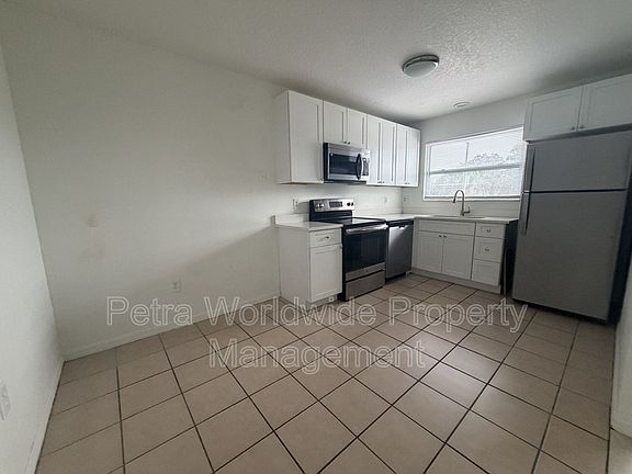 4th image of 900 N Bay St #2