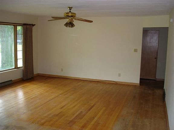 3rd image of 1850 W Ogden Cir