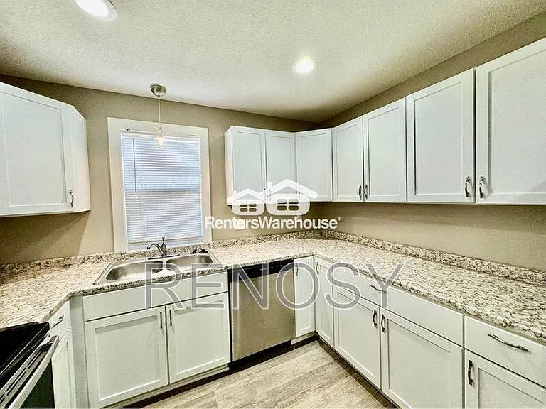 1138 E 8th St — Photo 4