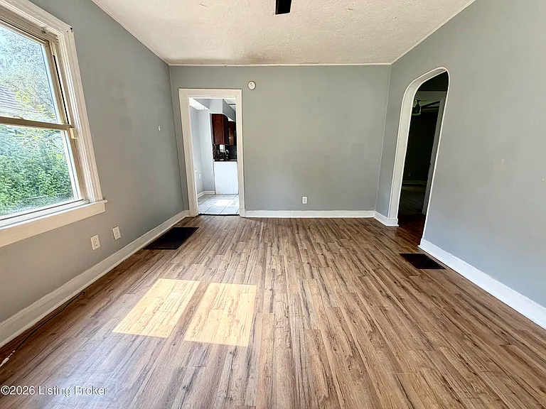 2706 Wyandotte Ave — Photo 2