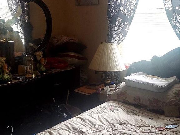 2nd image of 4915 Nash St NE
