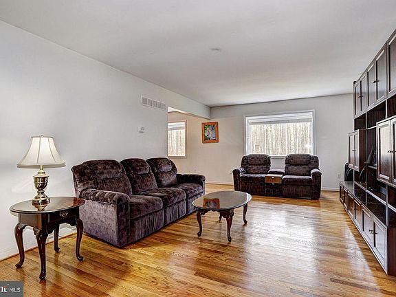 4th image of 8 Norris Run Ct