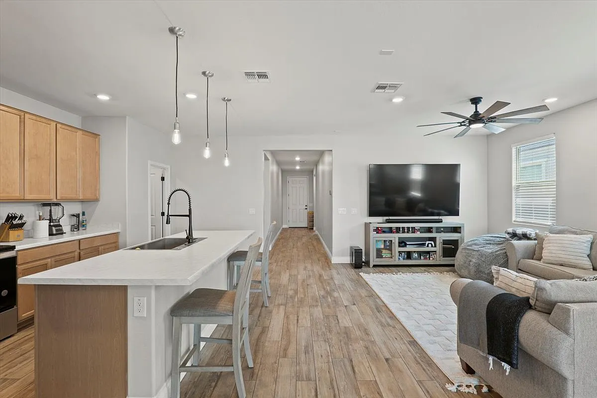 4 bed, 1972 sqft, $2,550 — Photo 4