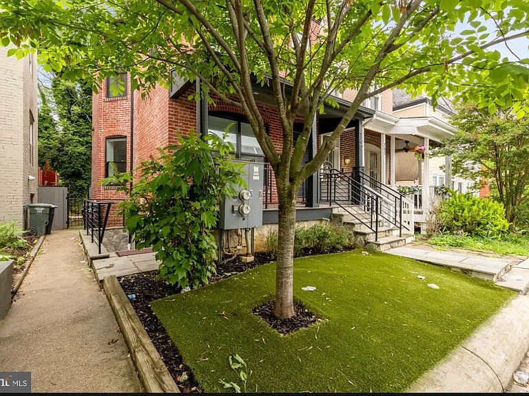 760 Gresham Pl NW — Photo 3