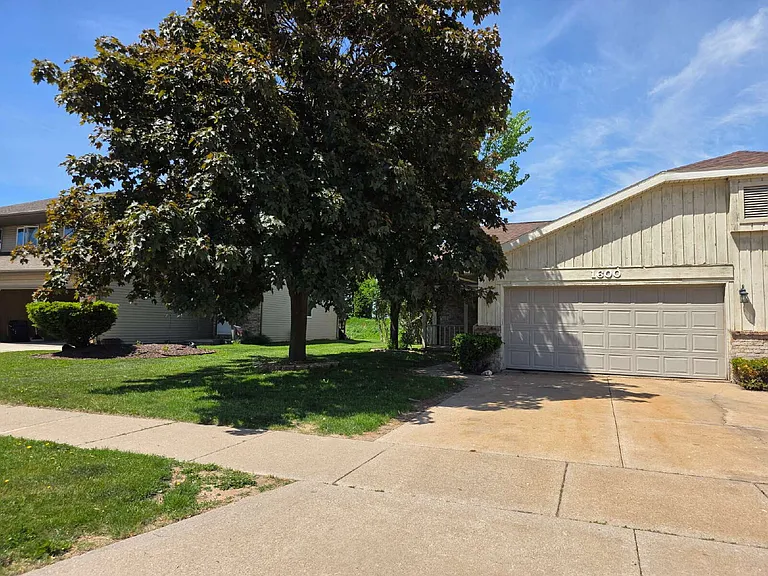 1600 E Tracia Ln — Photo 22