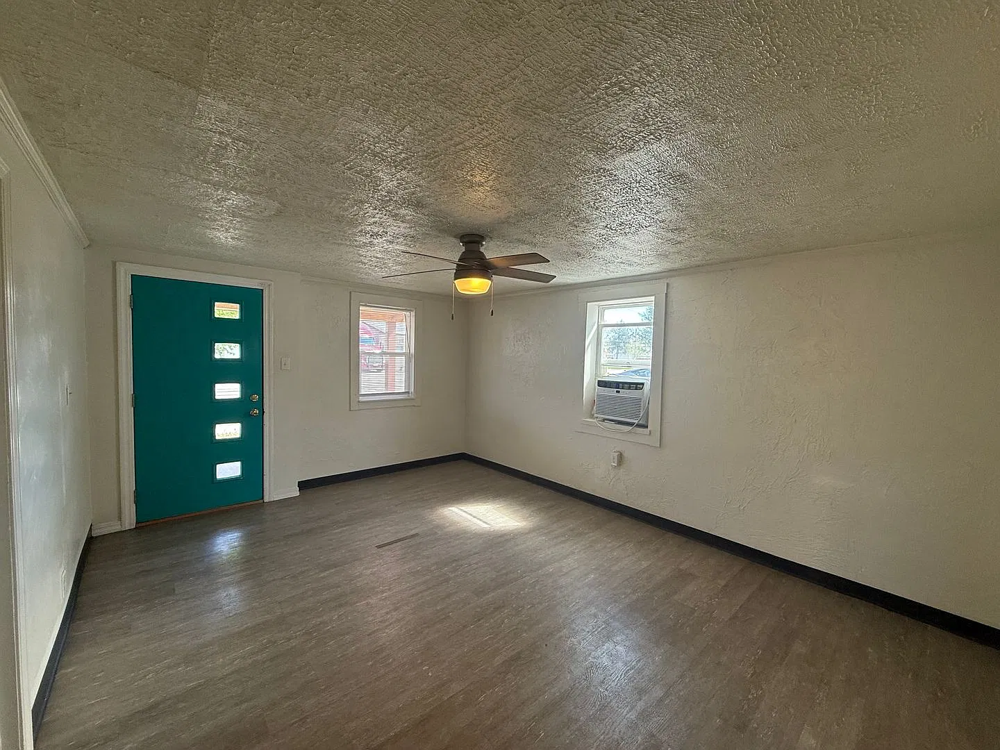 Attached one car garage! Pet Friendly! — Photo 3