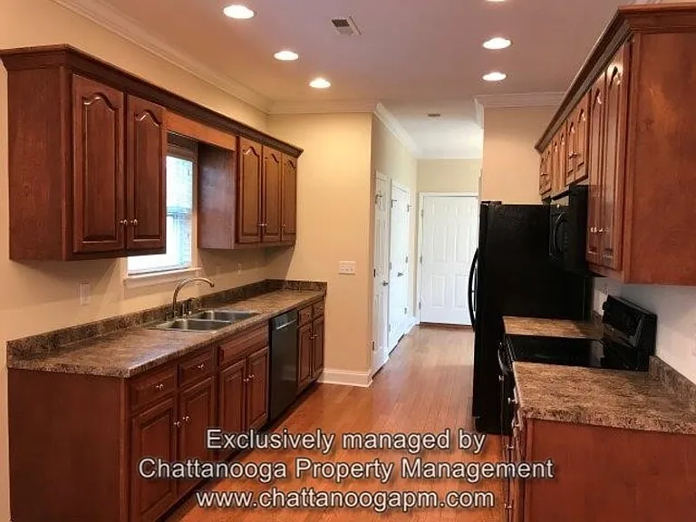 525 Callaway Ct — Photo 3