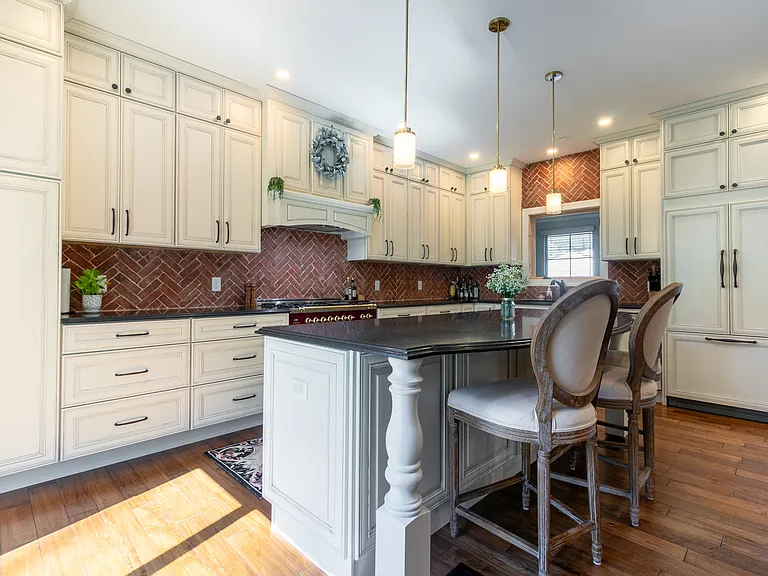 381 Kyle Rd — Photo 1