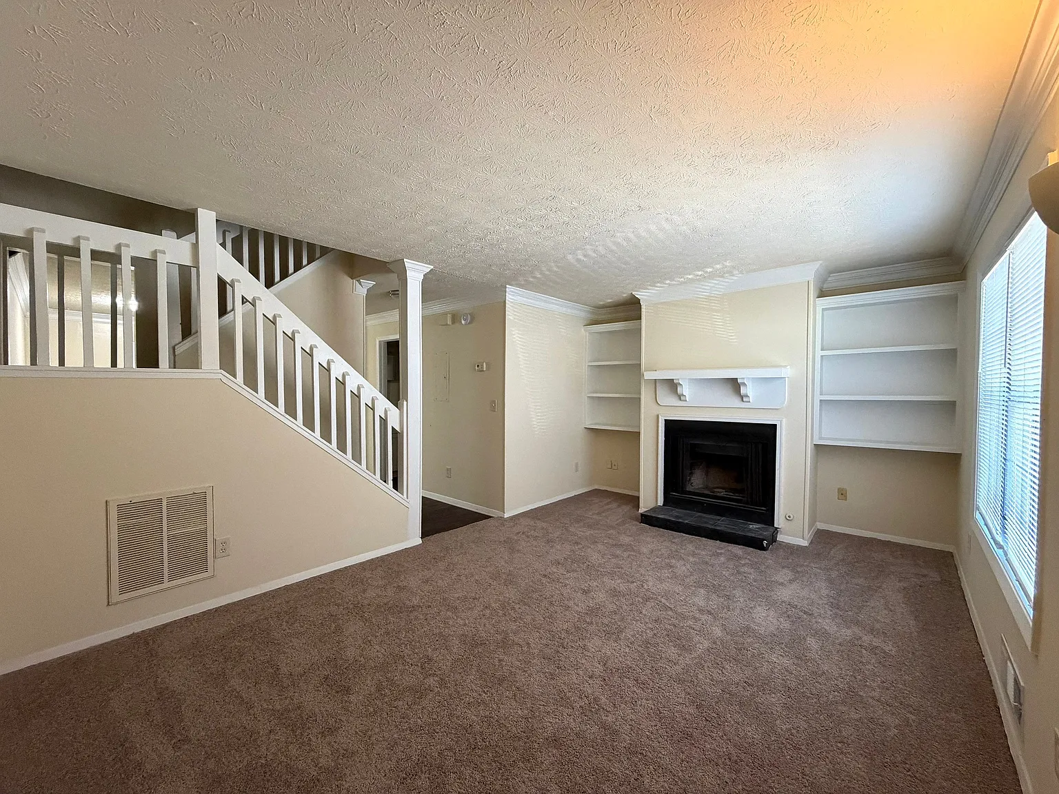 3 bed, 2.5 bath, 1600 sqft, $1,850 — Photo 3