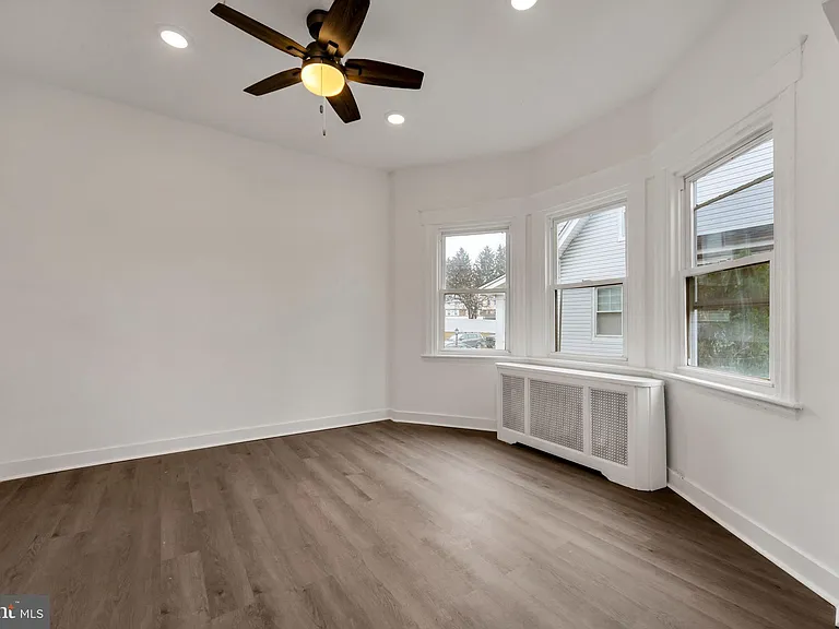 12 Montrose Ave — Photo 17