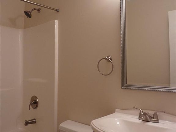 5th image of 612 Lorraine Cir S