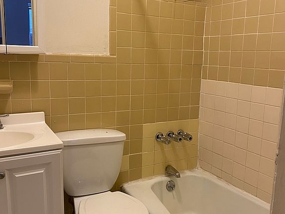 3rd image of 239 E 28th St APT 1D