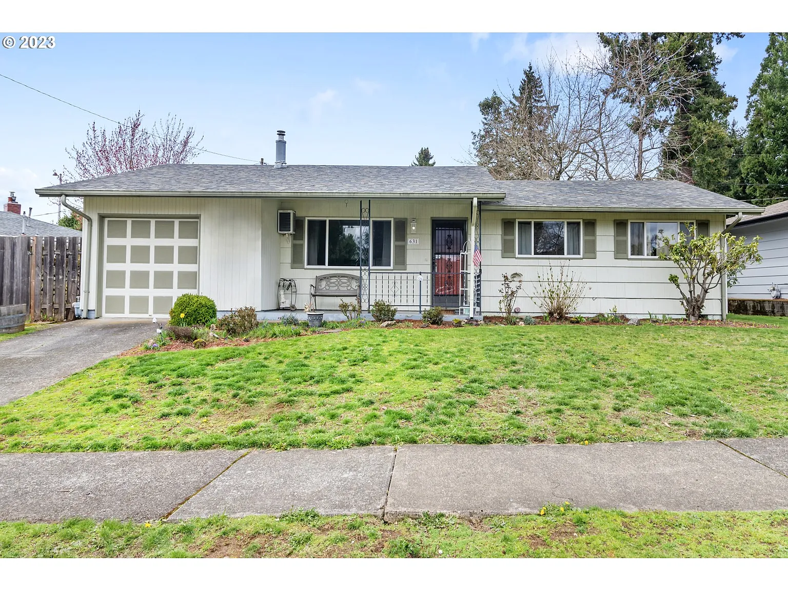 631 SE 168th Ave photo 1