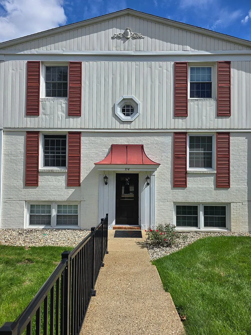 2 bed, 1.0 bath, 860 sqft, $1,300 — Photo 1