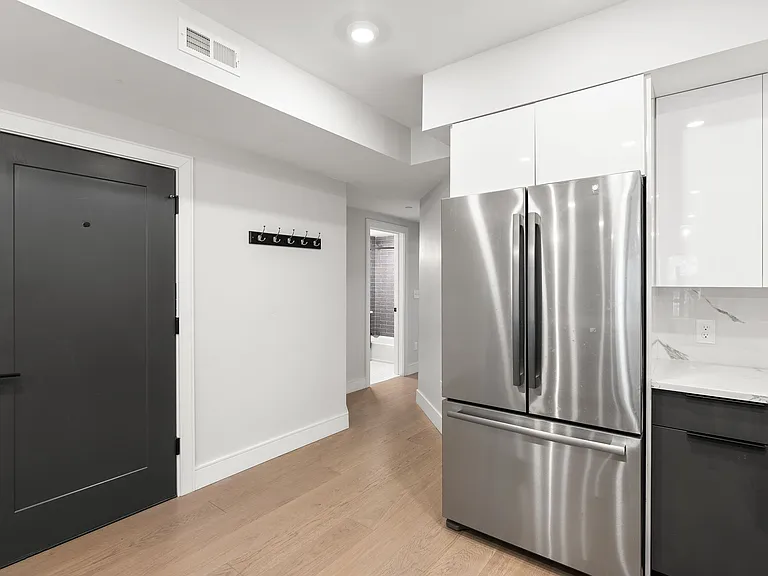 321 W Broadway #1 — Photo 5