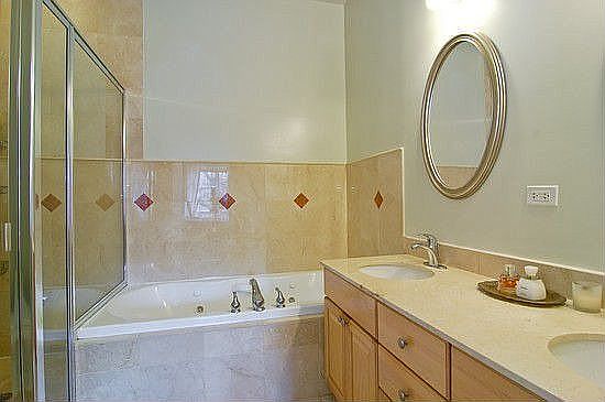 2nd image of 825 W Cuyler Ave Unit 2E