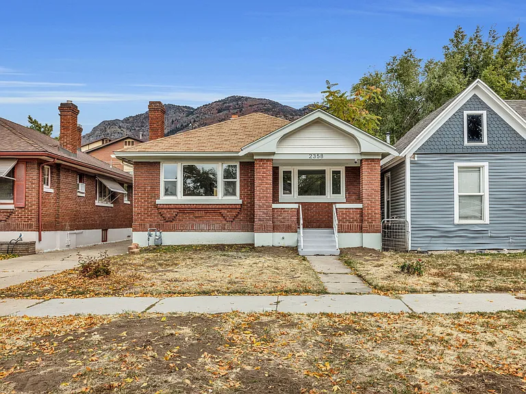 2358 Van Buren Ave — Photo 1
