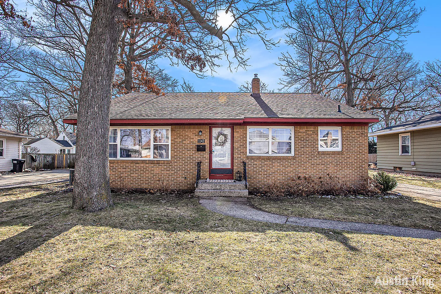 1142 Locksley Dr SW photo 1