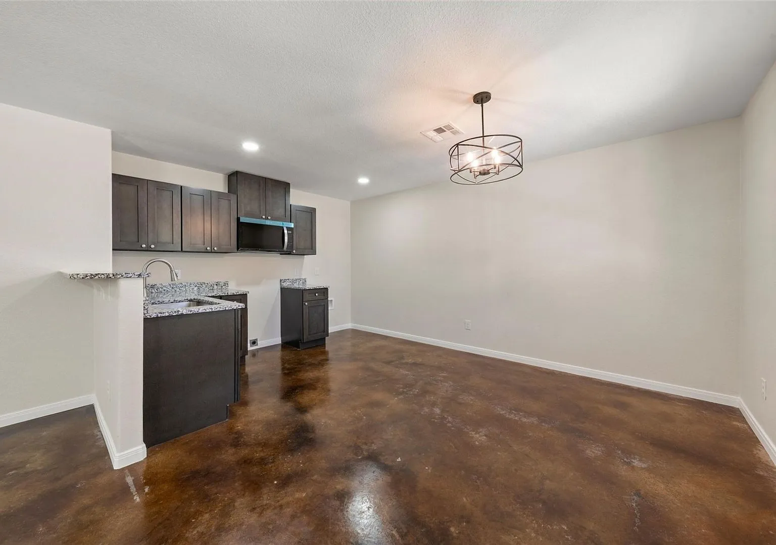 Spacious 3BR Duplex in Waco — Photo 2