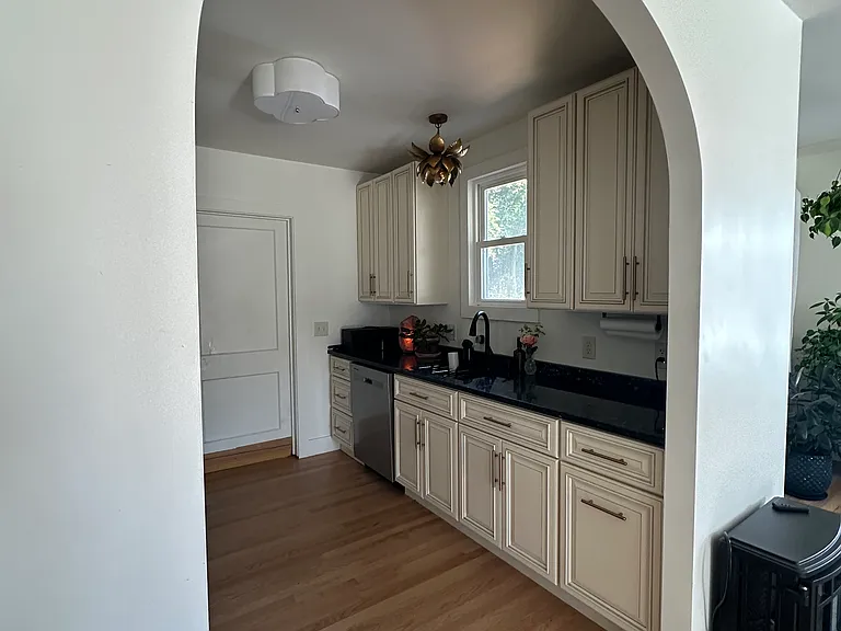 2368 Suffolk St — Photo 10