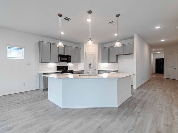3rd image of 290 Yosemite Dr