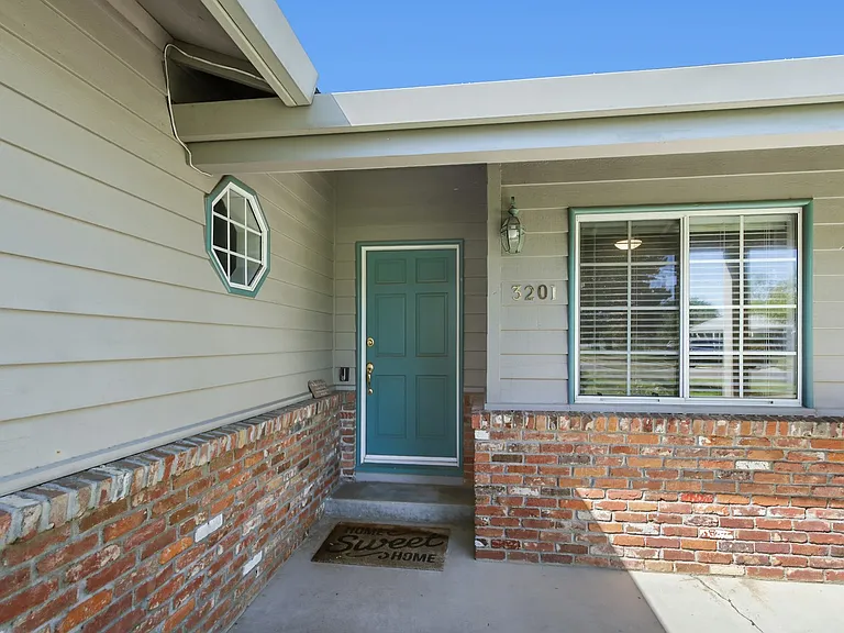 3201 Bonita Dr — Photo 2