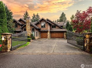 9020 NE 28th St, Clyde Hill, WA 98004
