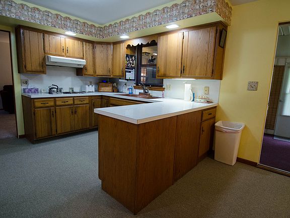 5th image of 410 E Sunset Dr