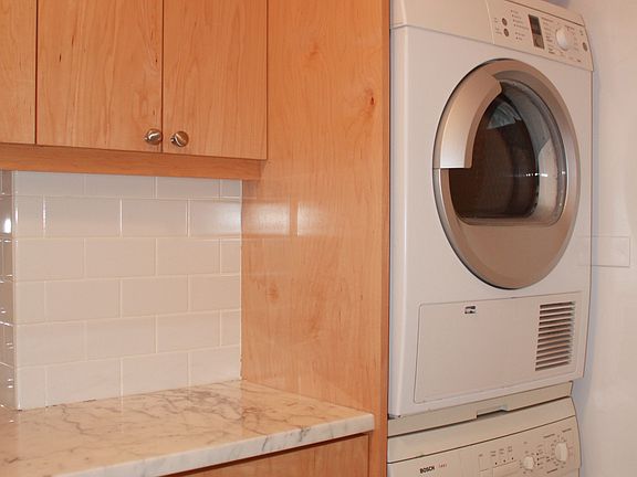 WASHER/DRYER/FOLDING AREA