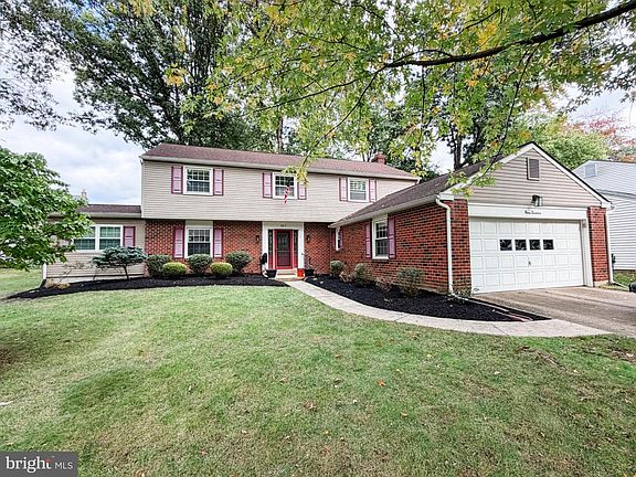 2nd image of 3017 Maple Shade Ln