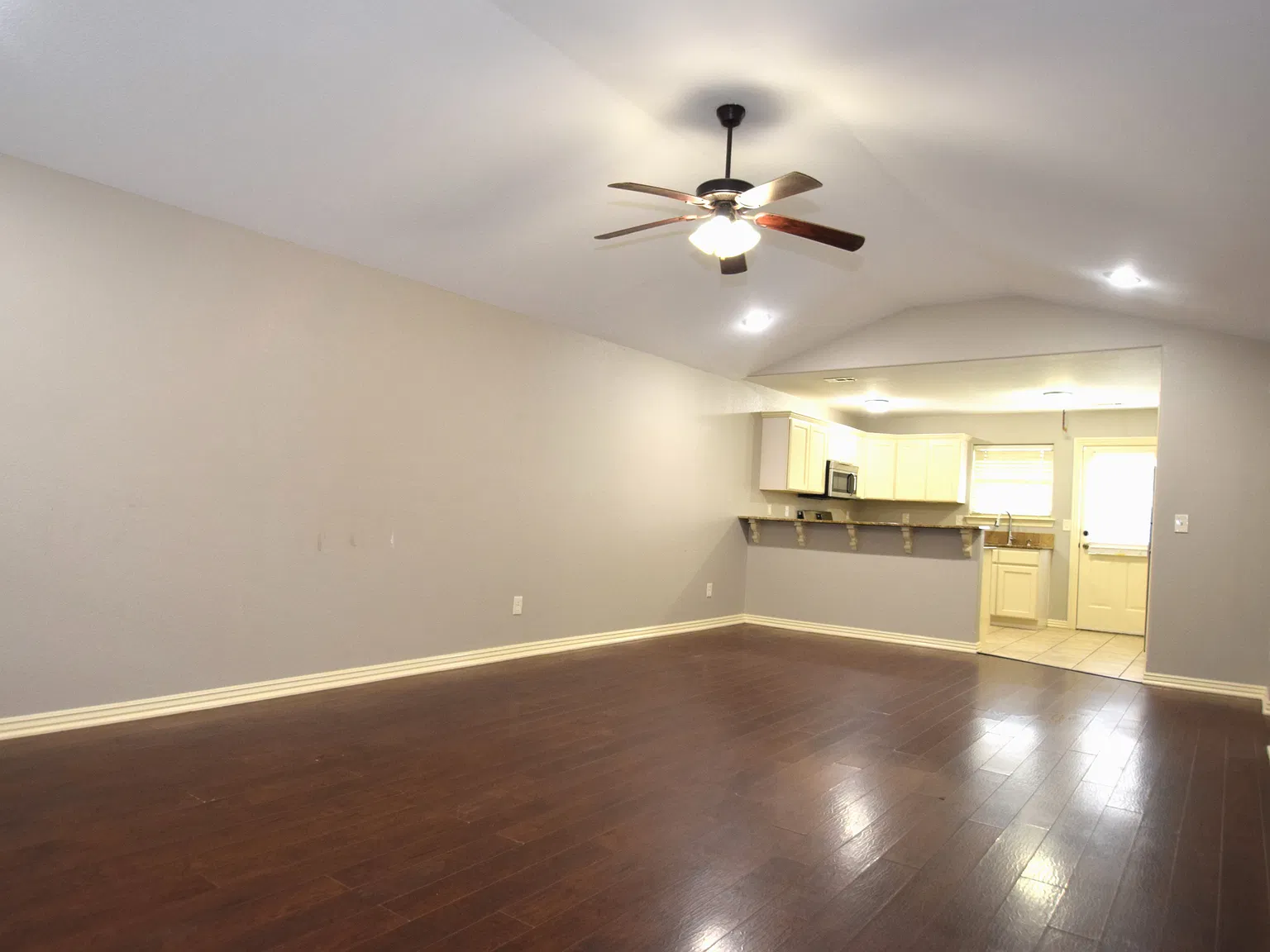 3 bed, 2.5 bath, 1623 sqft, $1,550 — Photo 3