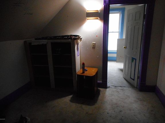 4th image of 820 Crescent St NE