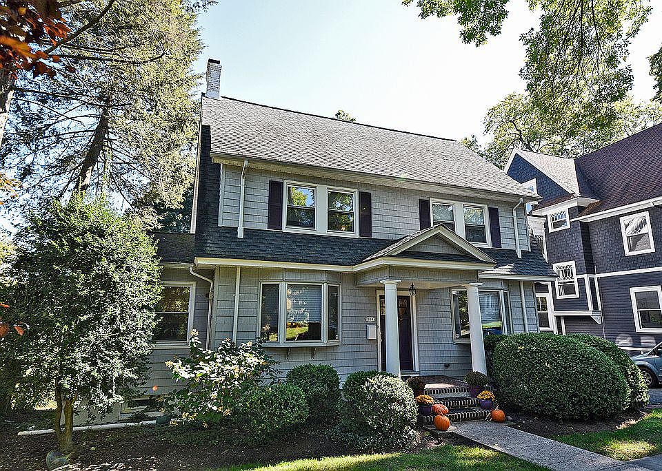 2nd image of 384 Hillside Pl
