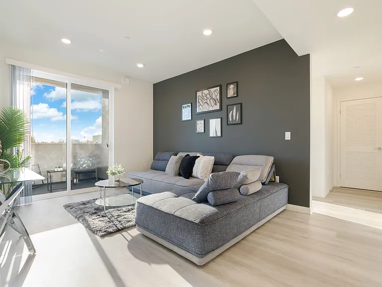 V on Victory Apartments — Photo 1