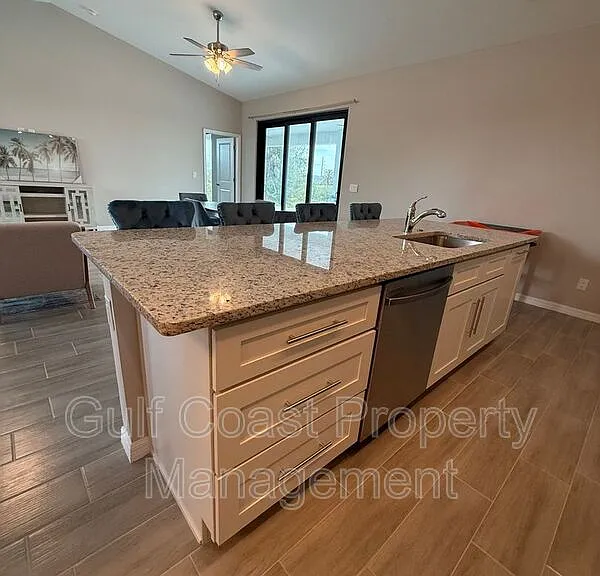 2609 NE 5th Pl — Photo 9