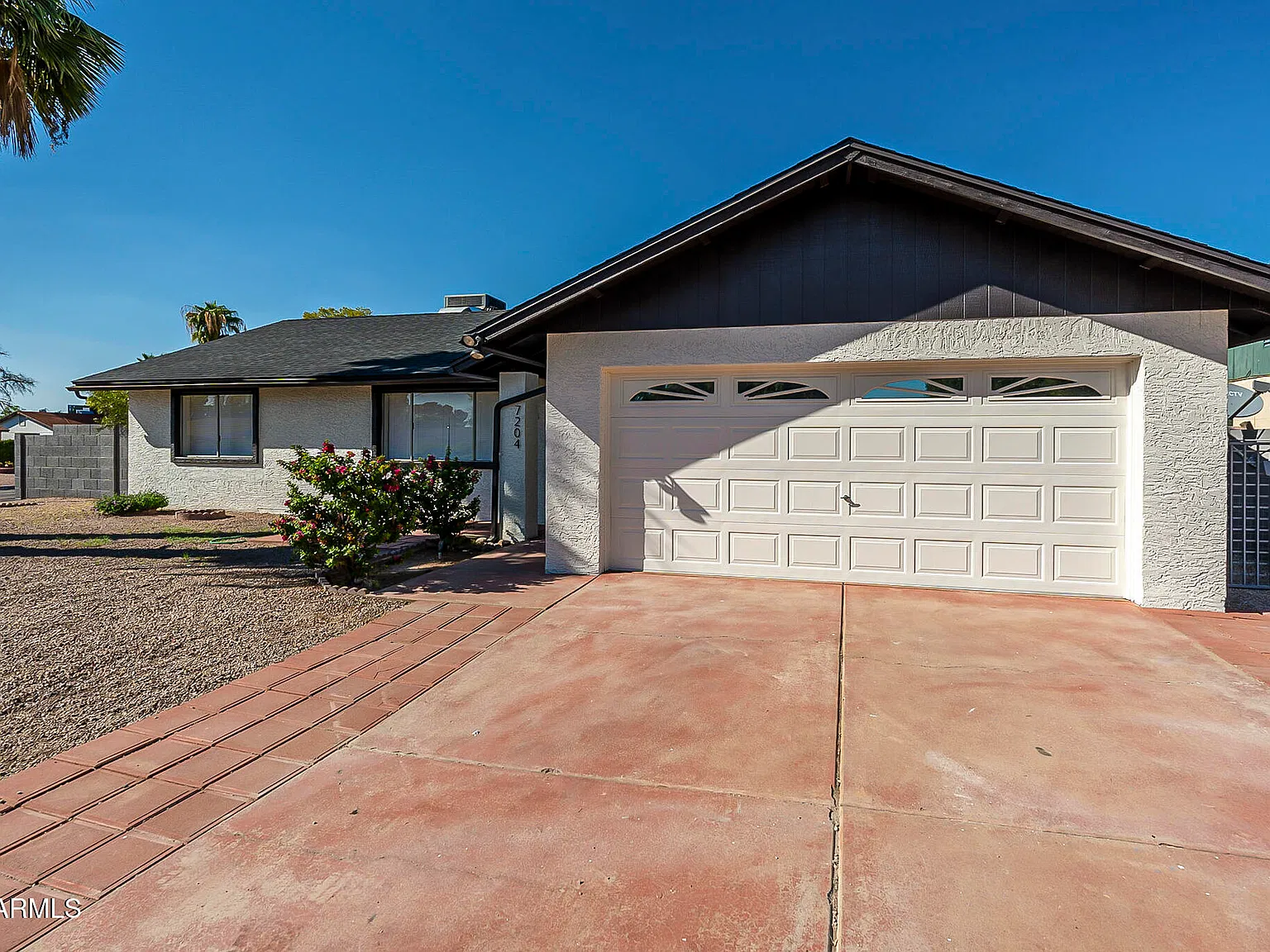 3 bed, 2.0 bath, 1208 sqft, $2,095 — Photo 2