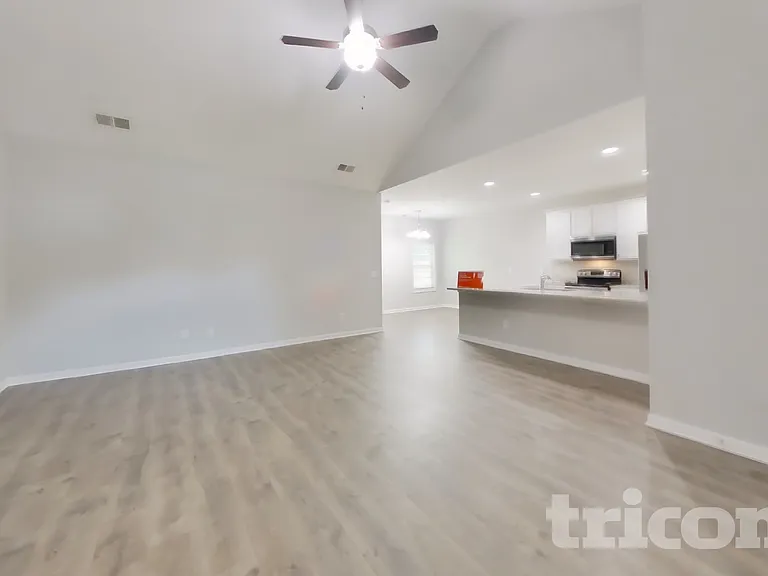 713 W Coker Way — Photo 3