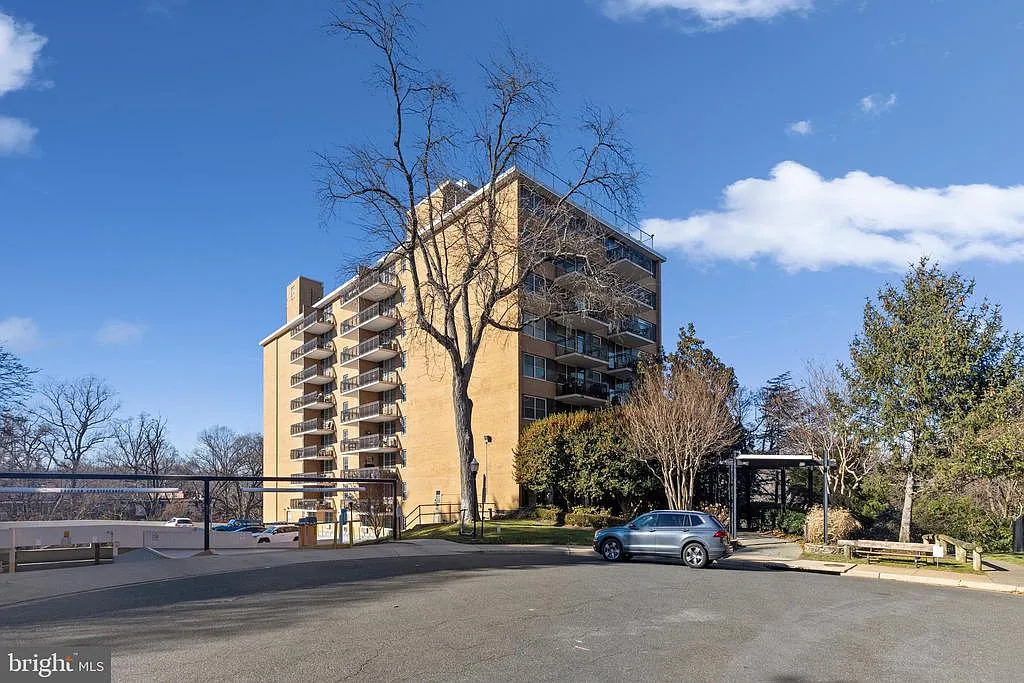 Building Photo - 2030 N Adams St #303