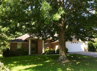 2743 N Boxwood Dr, Fayetteville, AR 72703