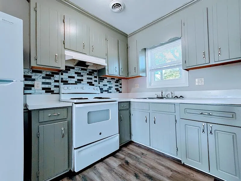 Building Photo - 4137 Sunset Ave #14