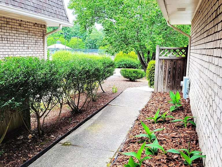 102 Wimbledon Dr — Photo 4