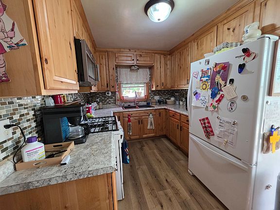 4th image of 206 Pine Ave N