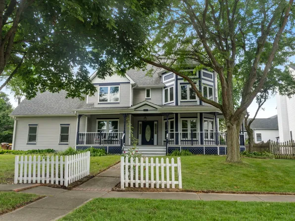 341 Tanager Dr, Woodstock, IL 60098