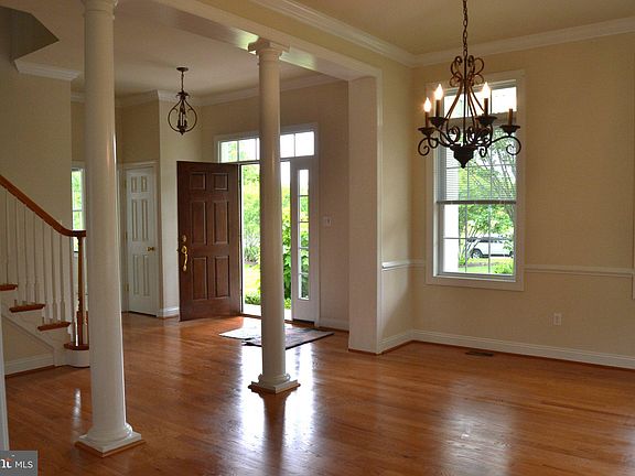 3rd image of 806 Wren Ln