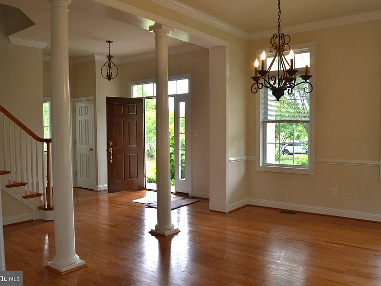 806 Wren Ln — Photo 3
