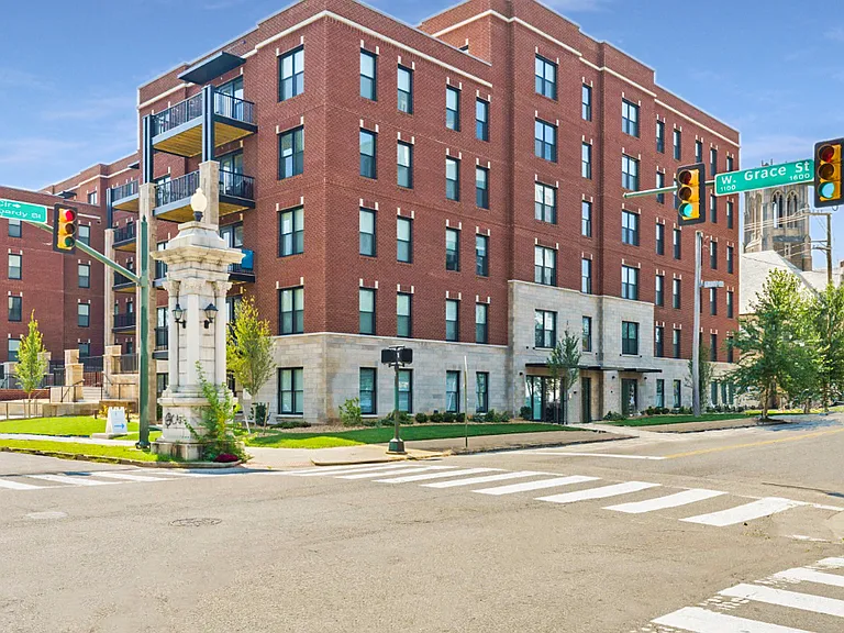 Circ Apartments — Photo 1