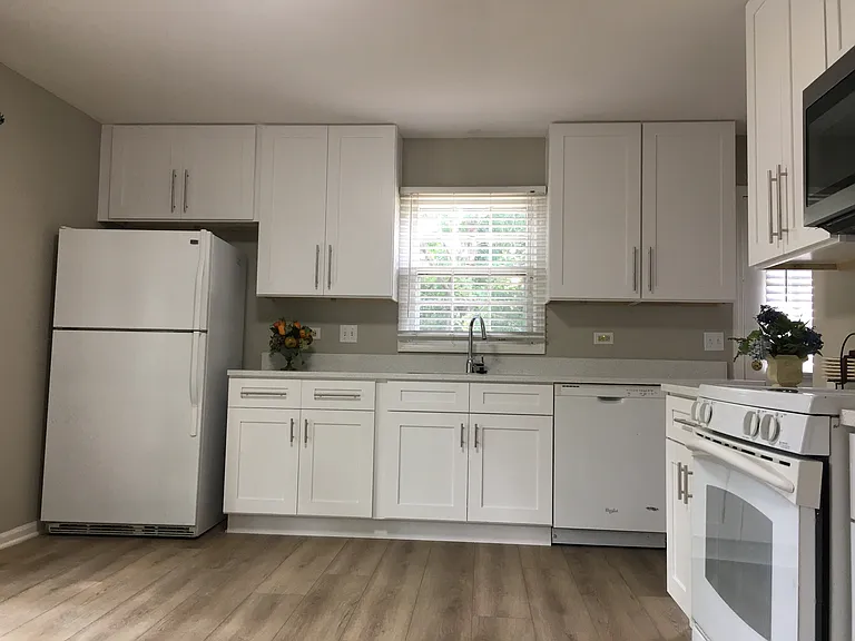 25W135 Essex Ave — Photo 7